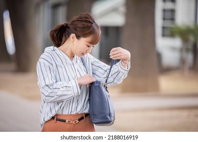 A Japanese woman who is in a hurry to forget something and is likely to be late