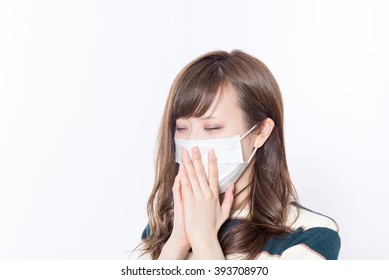 Japanese woman who suffer from hay fever