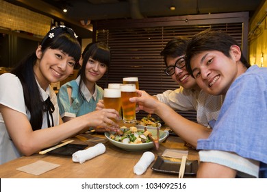 Japanese Young People Who Enjoy A Drinking Party