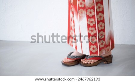 Japanese yukata and geta that fits perfectly. Close-up of feet without face. Photographs of small items.