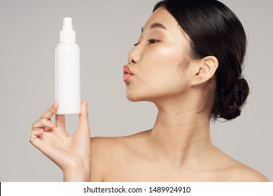Jar of cream beautiful woman Korean appearance narrow eyes kiss