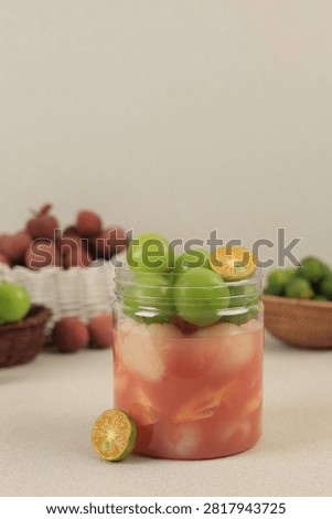 A jar of pickled fruit, which has recently become popular under the name pickled cherries. It contains fruits such as muscat grapes, lychees, longans, and pineapples, with a fresh pomegranate juice sauce