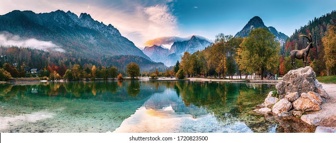 Озеро Ясна с красивыми отблесками гор. Национальный парк Триглав, Словения