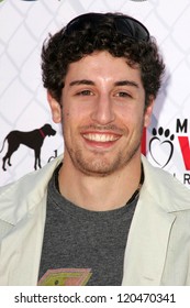 Jason Biggs At The 5th Annual BowWowWeen Benefit Presented By Dog.com. Barrington Dog Park, Los Angeles, CA. 10-29-06