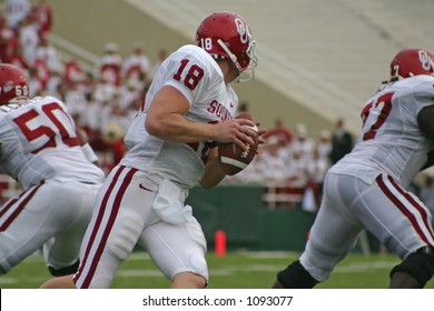 298 Oklahoma Football Images, Stock Photos & Vectors 