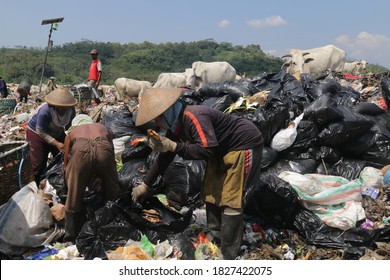 JATI BARANG SEMARANG, INDONESIAN - MAY 10, 2018 : Human Struggle By Scavenging Trash