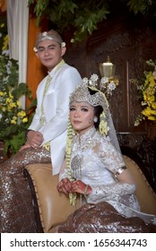 traditional indonesian wedding dress