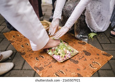 A Javanese Traditional Wedding Procession


