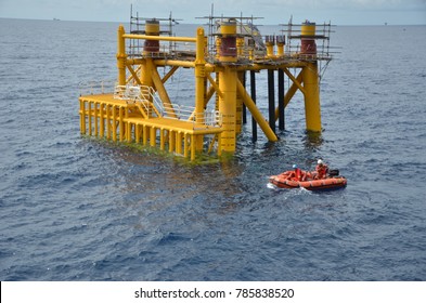 Стоковая фотография 762537466: Recovering Rov Dms Sarawak Offshore ...