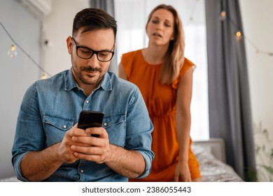 Mujer celosa espiando a su novio y viendo su teléfono móvil. Concepto de celos de dos trampas