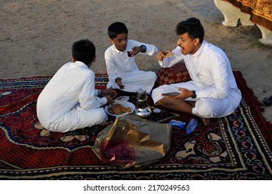 JEDDAH, SAUDI ARABIA - May 2022. Jeddah Corniche (Jeddah Waterfront) - The Central Part Of The 30-kilometer-long Promenade On The Red Sea. Just Before Sunset, A Meeting Place For Locals. 