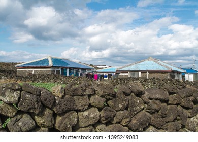 Jeju Traditional House With Stone Fence 