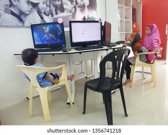 Jelebu,Malaysia, March 2019: Local Community Internet Center At District Of Jelebu. Kids Learned Computer Class Or  Playing The Game Computer After School Finished.