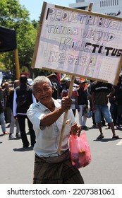 Jember Indonesia, 27 September 2022 : Older Farmers Also Participated In The Indonesian Farmers Day Event To Demand Land Rights For Farmers In The Jember District Square 