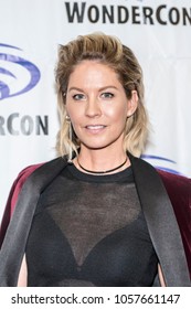 Jenna Elfman Attends 