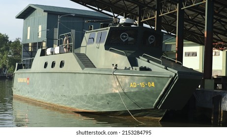 Jepara, Indonesia - 5 Mei 2022: Military Patrol Boat Is Leaning On The Dock, Indonesian Navy Soldiers TNI AL, TNI AL Angkatan Laut Indonesia 