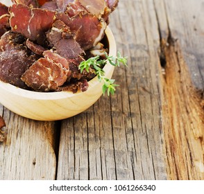 gezacktes Trockenfleisch, Kuh, Hirsch, wildes Tier oder Tongg in Holzschalen auf einem rustikalen Tisch, selektiver Fokus