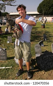 Jerry O'Connell At The 5th Annual BowWowWeen Benefit Presented By Dog.com. Barrington Dog Park, Los Angeles, CA. 10-29-06