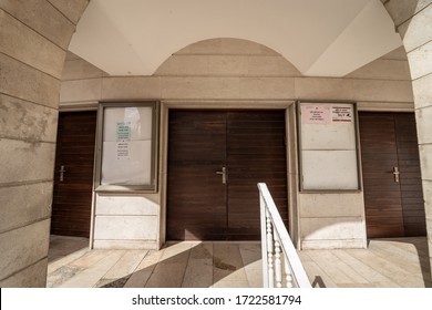 Jerusalem, Israel. 05-05-2020. Yeshurun Central Synagogue, With An Ad That The Synagogue Is Temporarily Closed Because Of A Corona Virus. On King George Street