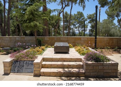 Jerusalem Israel 05.06.2022 The Grave Of Shimon Peres In The National Leaders Section