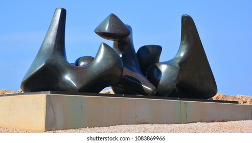 JERUSALEM ISRAEL 25 11 16: Henry Moore Three Piece Sculpture Vertebrae ,1968-1969, In The Billy Rose Garden, Israel Museum