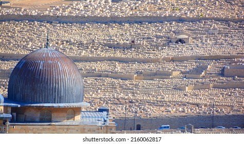 JERUSALEM ISRAEL 26 10 16: Jerusalem Jewish Cemetery And Al-Aqsa Mosque, Also Known As Al-Aqsa And Bayt Al-Muqaddas, Is The Third Holiest Site In Sunni Islam In The Old City Of Jerusalem