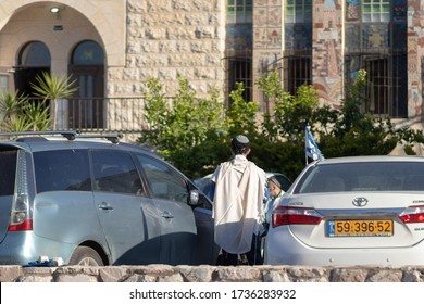 Jerusalem, Israel. 30-04-2020. A Jewish Man Is Praying Outside The Synagogue, Which Is Closed Because Of The Corona Virus