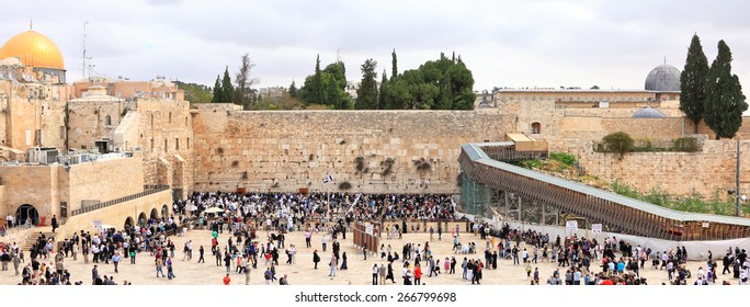 JERUSALEM, ISRAEL - APRIL 04: View on the Wailing Wall, orthodox religious Jews and tourists during the Jewish Pesach (Passover) celebration on April  04, 2015 in Jerusalem, Israel