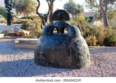 Jerusalem, Israel - December 2, 2013:  Sculptures At Billy Rose Art Garden In The Israel Museum