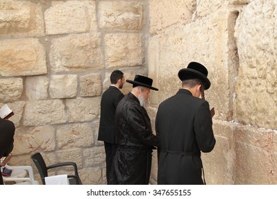 JERUSALEM, ISRAEL - JUNE 5, 2014 :Chassidic Rebbe  Pray At Western Wall