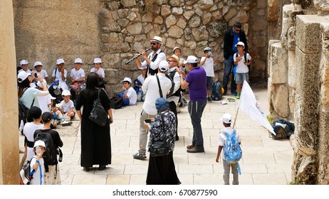 Jerusalem, Israel - May 21, 2017: Israeli Jewish Children And People Singing And Dancing On The Street Celebrating The Jerusalem Day In Israel. The Anniversary Of Reunion Jerusalem, Capital Of Israel.