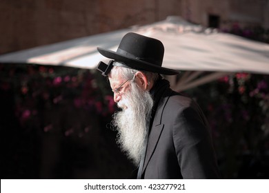 JERUSALEM, ISRAEL - NOV 22, 2013: an ortodoxo jew in the Old City of Jerusalem.