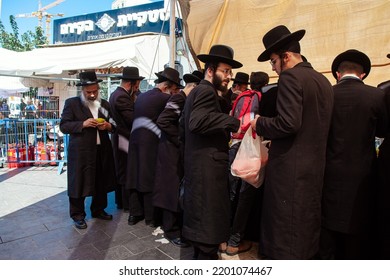 JERUSALEM, ISRAEL - SEPTEMBER 20, 2018: Orthodox Jews With Sidelocks In Black Hats Choose Ritual Plants For The Holiday Of Sukkot. Pre-holiday Bazaar.