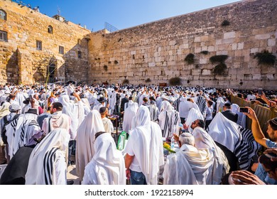 JERUSALEM, ISRAEL - SEPTEMBER 26, 2018:  Thousands of Jews, wrapped in tallits, pray at the Western Wall. Morning autumn Sukkot. The Jews hold four ritual plants. Blessing of the Kohanim