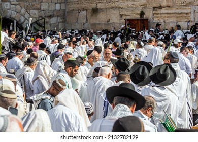 JERUSALEM, ISRAEL - SEPTEMBER 26, 2018: Thousands Of Jews, Wrapped In Tallits, Pray At The Wailing Wall Of The Temple. Great Jewish Holiday - Sukkot Is An Agricultural Harvest Festival