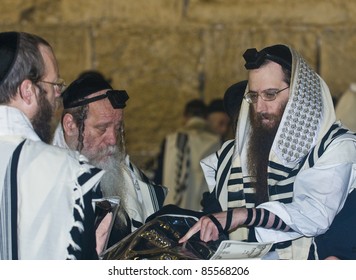 JERUSALEM - SEP 26 : Jewish men prays during the penitential prayers the "Selichot" , held on September 26 2011 in the "Wailing wall"  in  Jerusalem , Israel