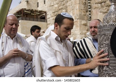 JERUSALEM-OCT 02: The Jews  at the Western Wall during Jewish holiday of Sukkot, October 2, 2012 in Jerusalem, Israel.