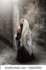  Jesus Kneel In Prayer Toward The Light.