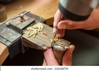 jeweler fixes gems on gold product
