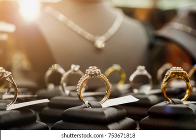Collares y anillos de diamantes de joyas en la lujosa vitrina de la tienda