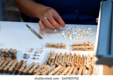 
Jewelry Store Worker Creates Pearl Jewelry