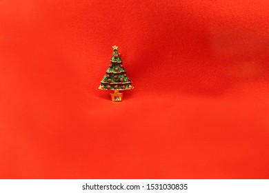 Jewelry Vintage Brooch In The Form Of A Christmas Tree On A Red Scarf
