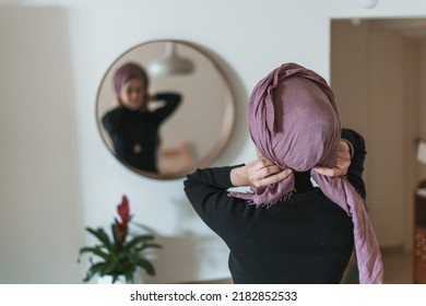 Jewish religious woman ties a shawl around her head. Jewish traditions (74)