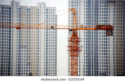 JIANGXI CHINA- June 20, 2013: Construction Workers In The Construction Of Real Estate Projects In Commercial Real Estate Projects. In Recent Years, China's Housing Prices Continued To Rise Crazy.