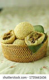 Jin Deui (Chinese) Or Onde-onde (Indonesia), A Pastry Made From Rice Flour Covered In Sesame Seeds With Bean Paste Inside.