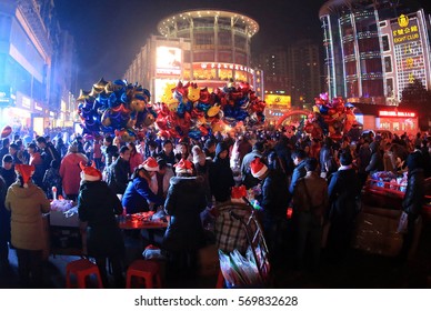 JIUJIANG CHINA-December 24, 2012: Chinese Eastern Inland City Of Jiangxi Jiujiang, Christmas Eve Merchant Discount Promotions, Consumers Come To The Shopping Mall Launching A Panic Buying Frenzy.