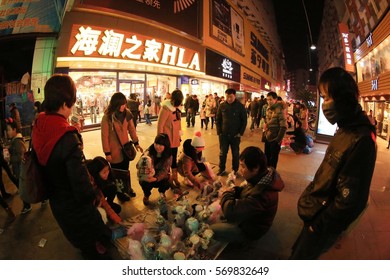 JIUJIANG CHINA-December 24, 2012: Chinese Eastern Inland City Of Jiangxi Jiujiang, Christmas Eve Merchant Discount Promotions, Consumers Come To The Shopping Mall Launching A Panic Buying Frenzy.