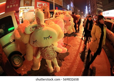 JIUJIANG CHINA-December 24, 2012: Chinese Eastern Inland City Of Jiangxi Jiujiang, Christmas Eve Merchant Discount Promotions, Consumers Come To The Shopping Mall Launching A Panic Buying Frenzy.