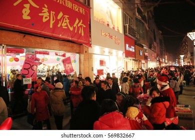 JIUJIANG CHINA-December 24, 2012: Chinese Eastern Inland City Of Jiangxi Jiujiang, Christmas Eve Merchant Discount Promotions, Consumers Come To The Shopping Mall Launching A Panic Buying Frenzy.