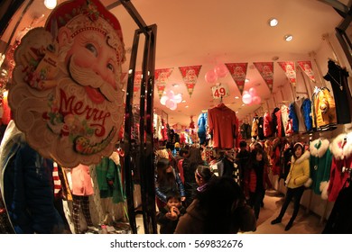 JIUJIANG CHINA-December 24, 2012: Chinese Eastern Inland City Of Jiangxi Jiujiang, Christmas Eve Merchant Discount Promotions, Consumers Come To The Shopping Mall Launching A Panic Buying Frenzy.